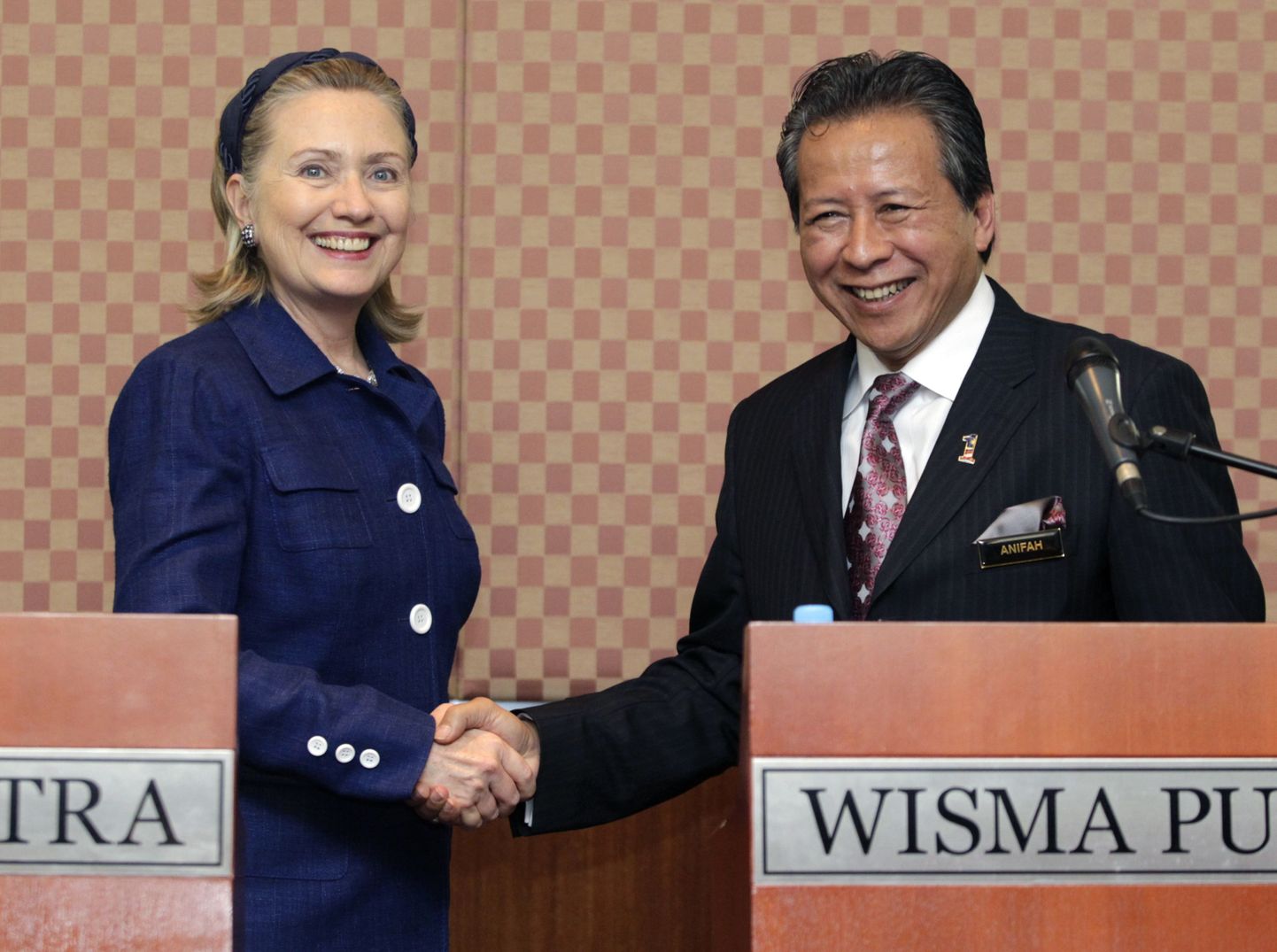 USA välisminister Hillary Clinton (vasakul) Malaisia välisministri Anifah Amaniga.