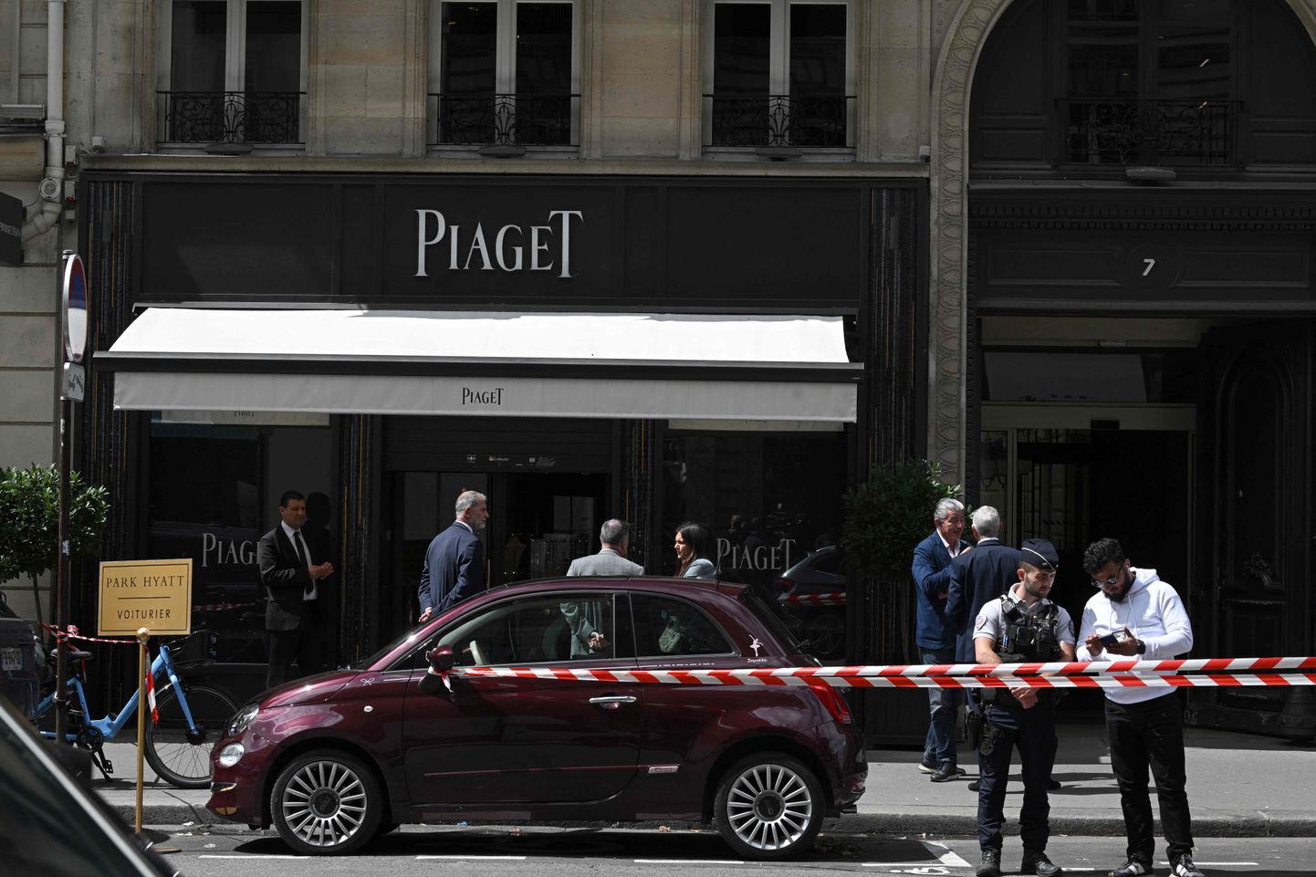 Kolm inimest – kaks meest ja naine röövisid 1. augustil päevasel ajal Pariisis Piaget' juveelipoodi