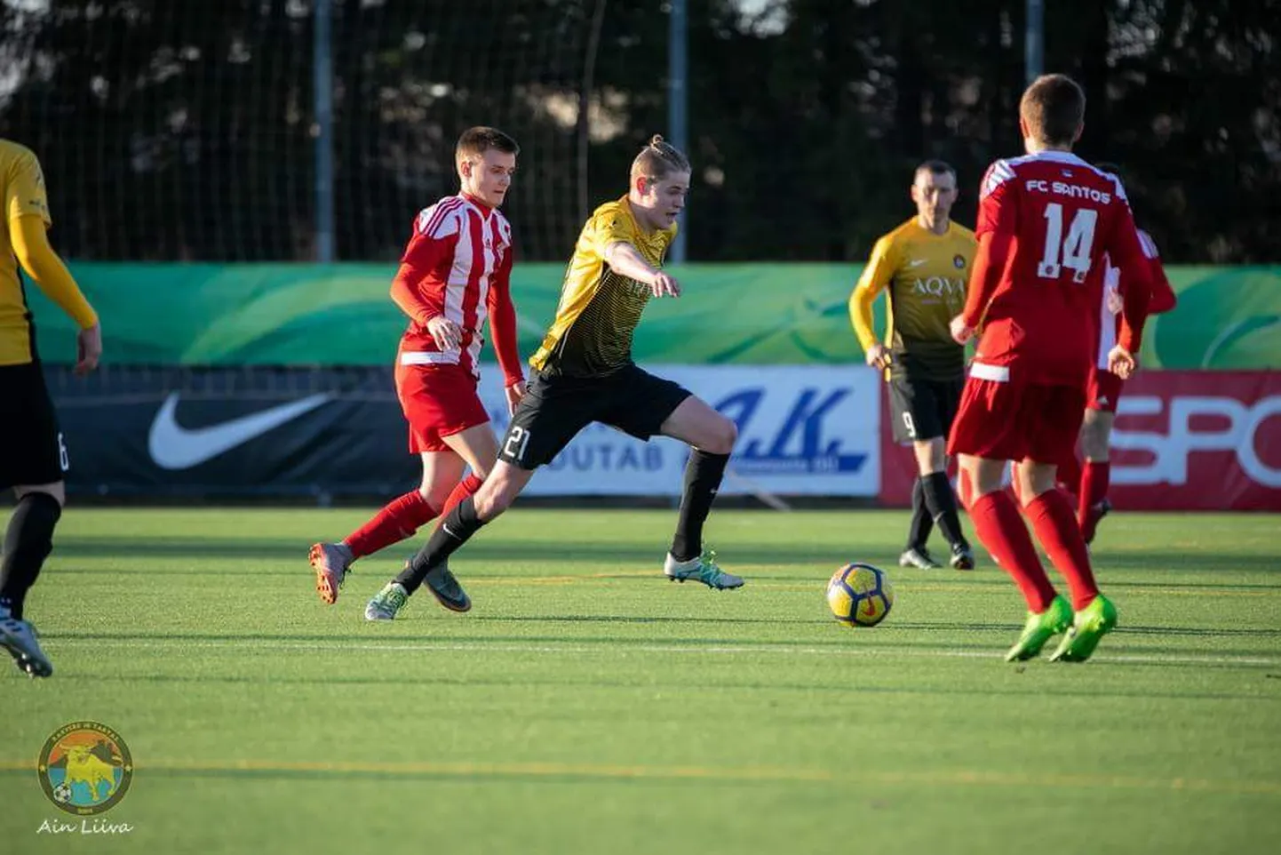 JK Rakvere Tarvas mängija Mario Kuokkanen palliga.