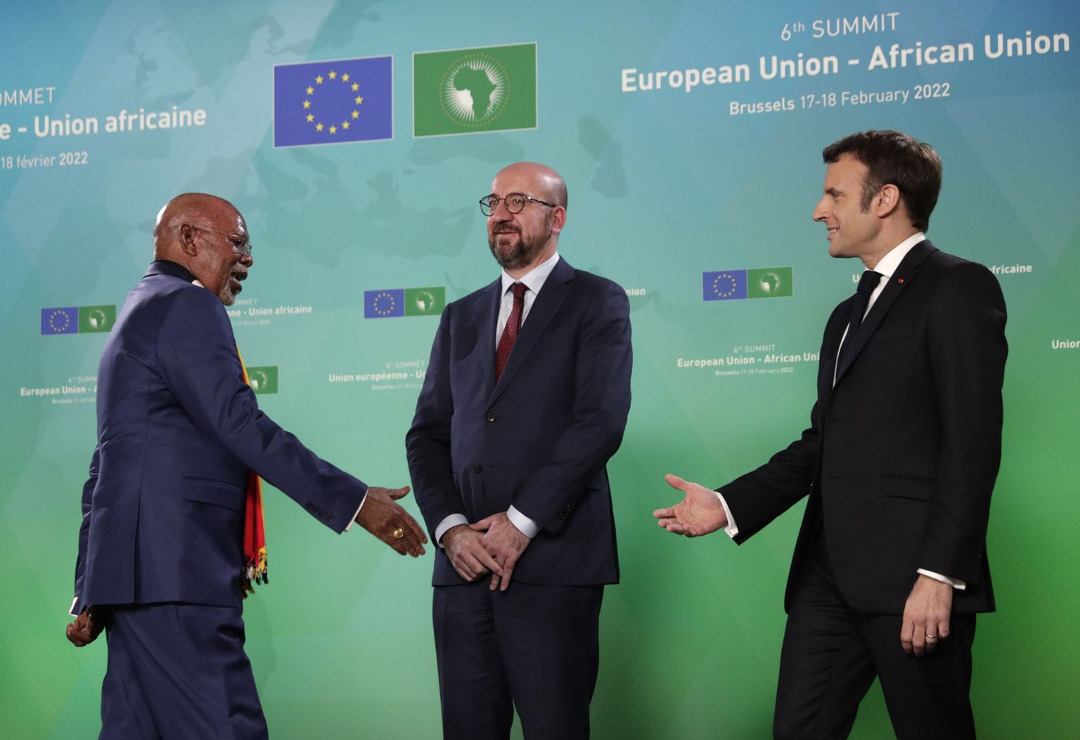 Uganda välisminister Jeje Odongo tervitas Brüsselis vaid Euroopa Ülemkogu eesistujat Charles Micheli ja Prantsusmaa presidenti Emmanuel Macroni, kuid mitte Euroopa Komisjoni presidenti Ursula von der Leyenit (kaadrist väljas).