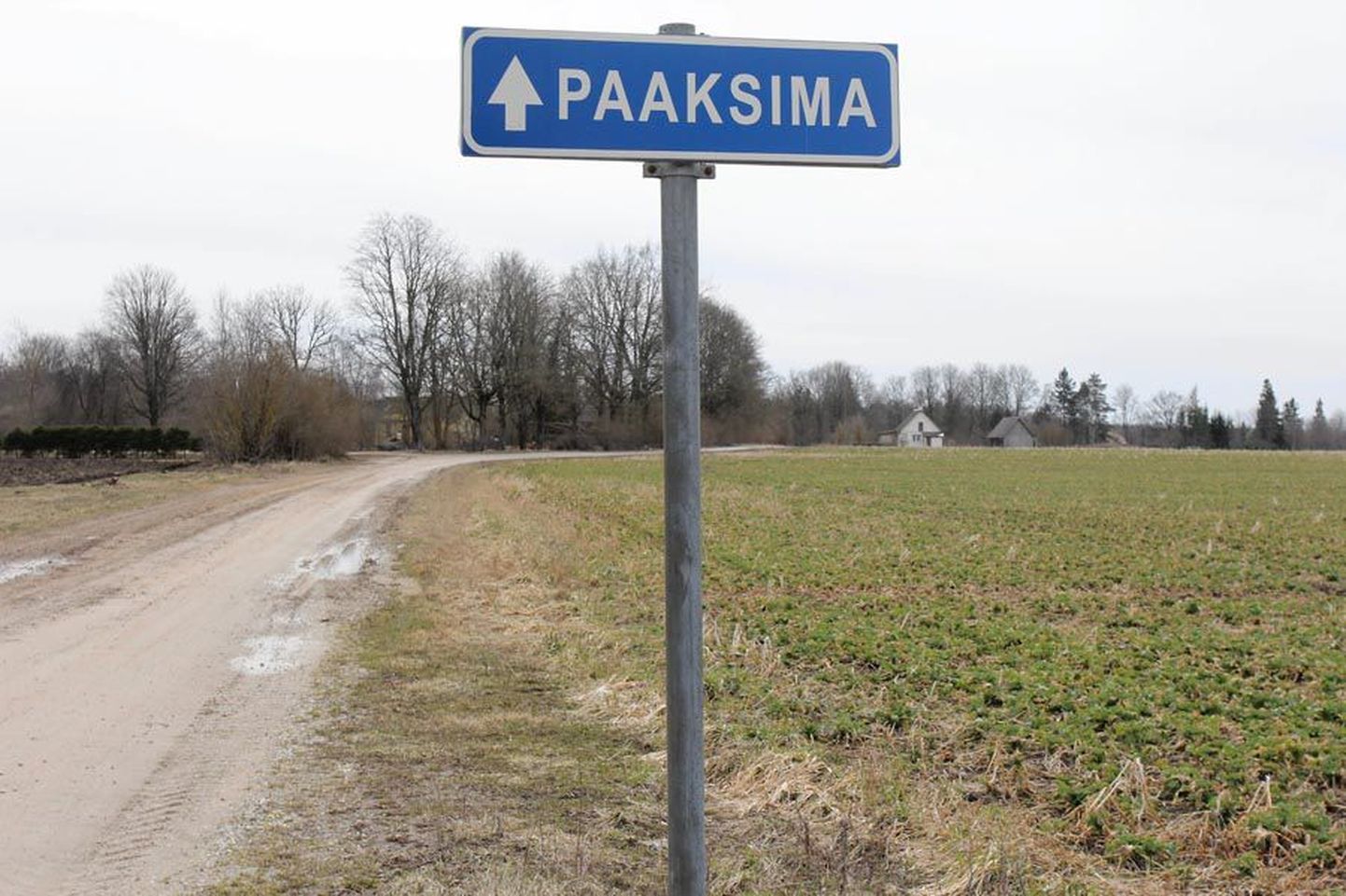 Seda Paaksima külla viivat teed pidas Eesti Posti töötaja autoga sõitmiseks liiga halvas seisukorras olevaks.