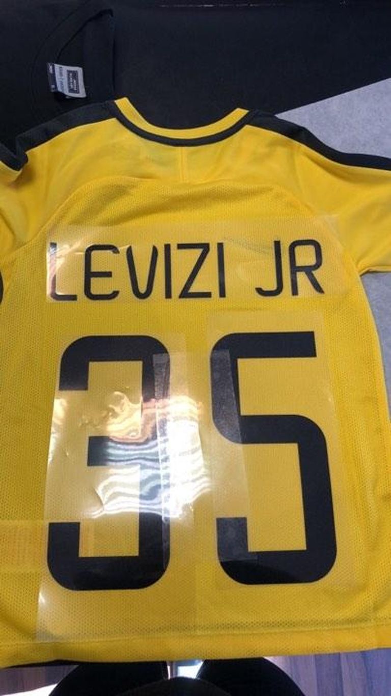 Pisikest jalgpalluri mängusärki kirjaga "Levizi jr" hakkab tulevikus kandma Rakvere JK Tarvas väravavahi Artem Levizi ja tema kaasa Tatjana pisipoeg Leon.