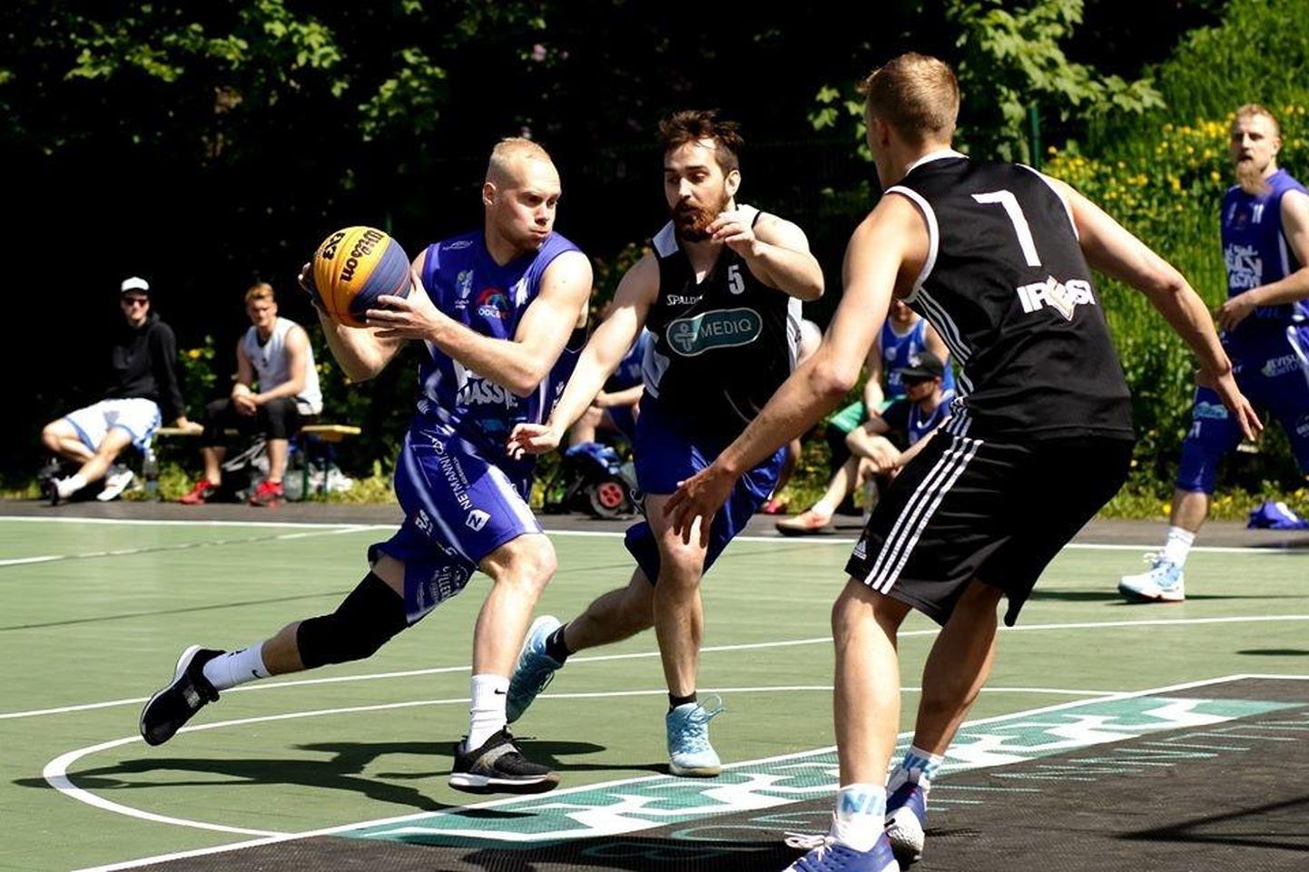 Aron Kuusik (palliga) tüüris koos kaaslastega tiimist RLV Massive Eesti 3x3-korvpalli meistrivõistluste avaetapil Tallinnas esikohale.