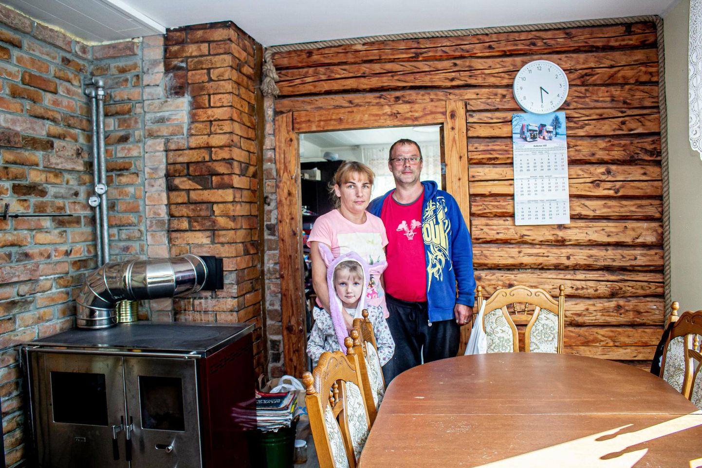Pereema Kristiina, pereisa Veiko ja pesamuna Annabell Saar seisavad köögis, mis nüüdseks on uuendatud ja kus nüüd asub pliit, mis kütab kogu maja. Vasakul pliidi taga oleva tellisseina ladus Kristiina oma kätega.