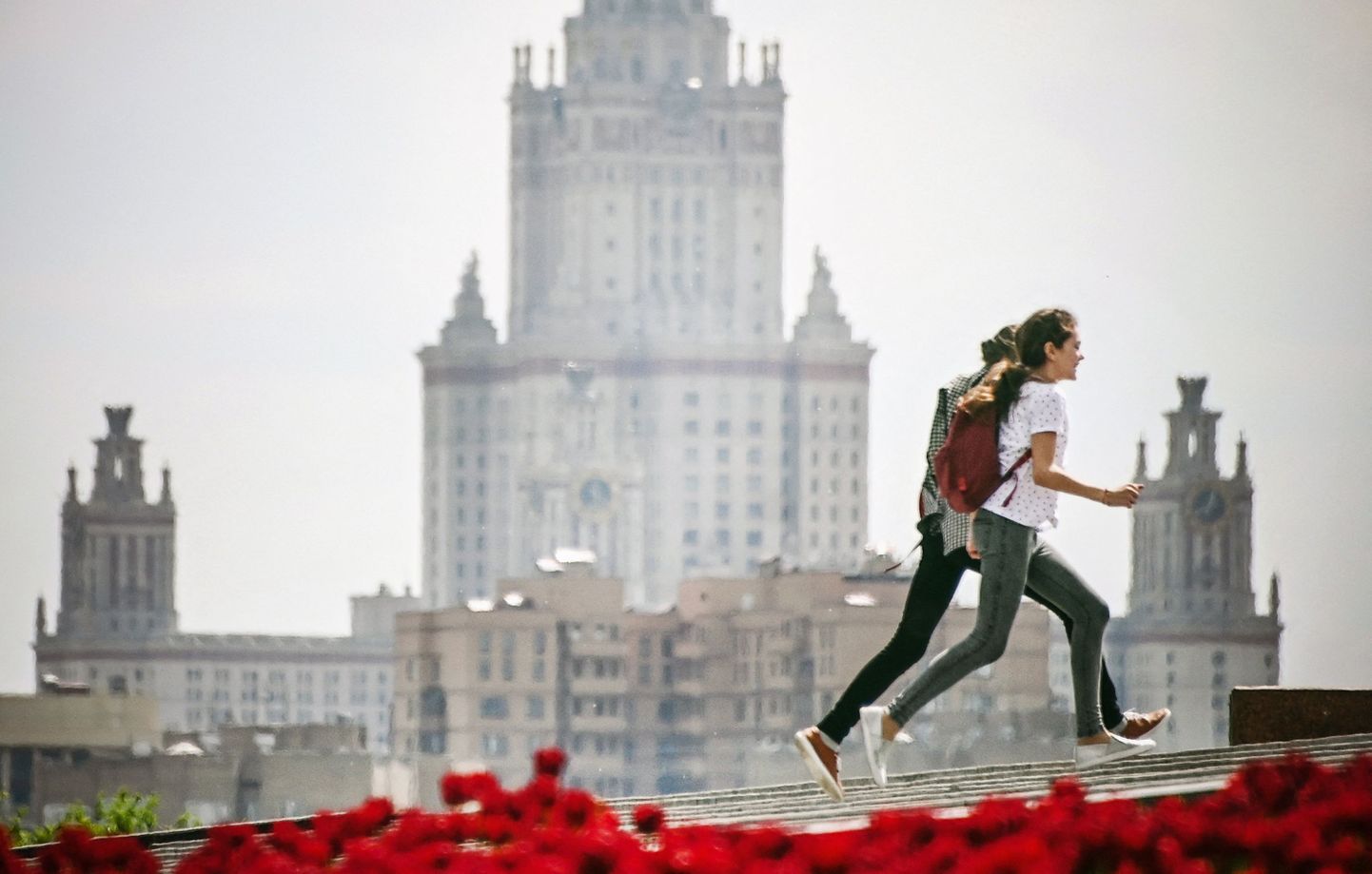 Kaks õpilast Moskva riigiülikooli ees.