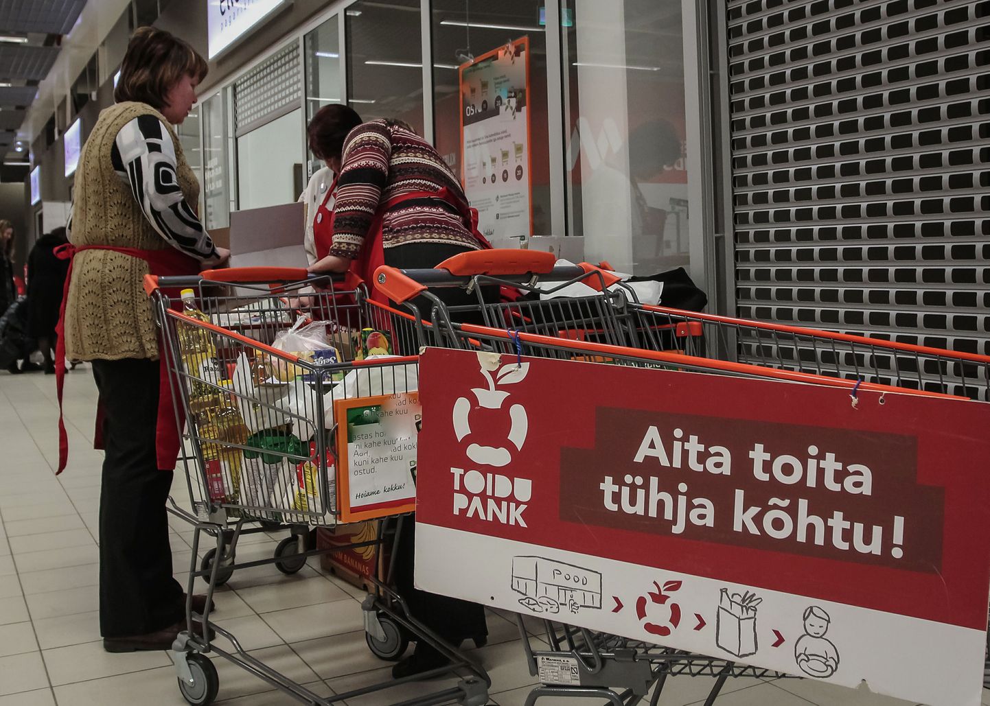 Nädalavahetusel Pärnu neljas suures toidukaupluses toimunud toidupanga annetuskampaaniaga koguti puuduses elavatele peredele ligikaudu kaks tonni toiduaineid.