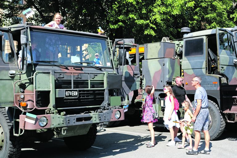 Особое внимание жителей привлекла выставка вооружений Сил обороны Эстонии.