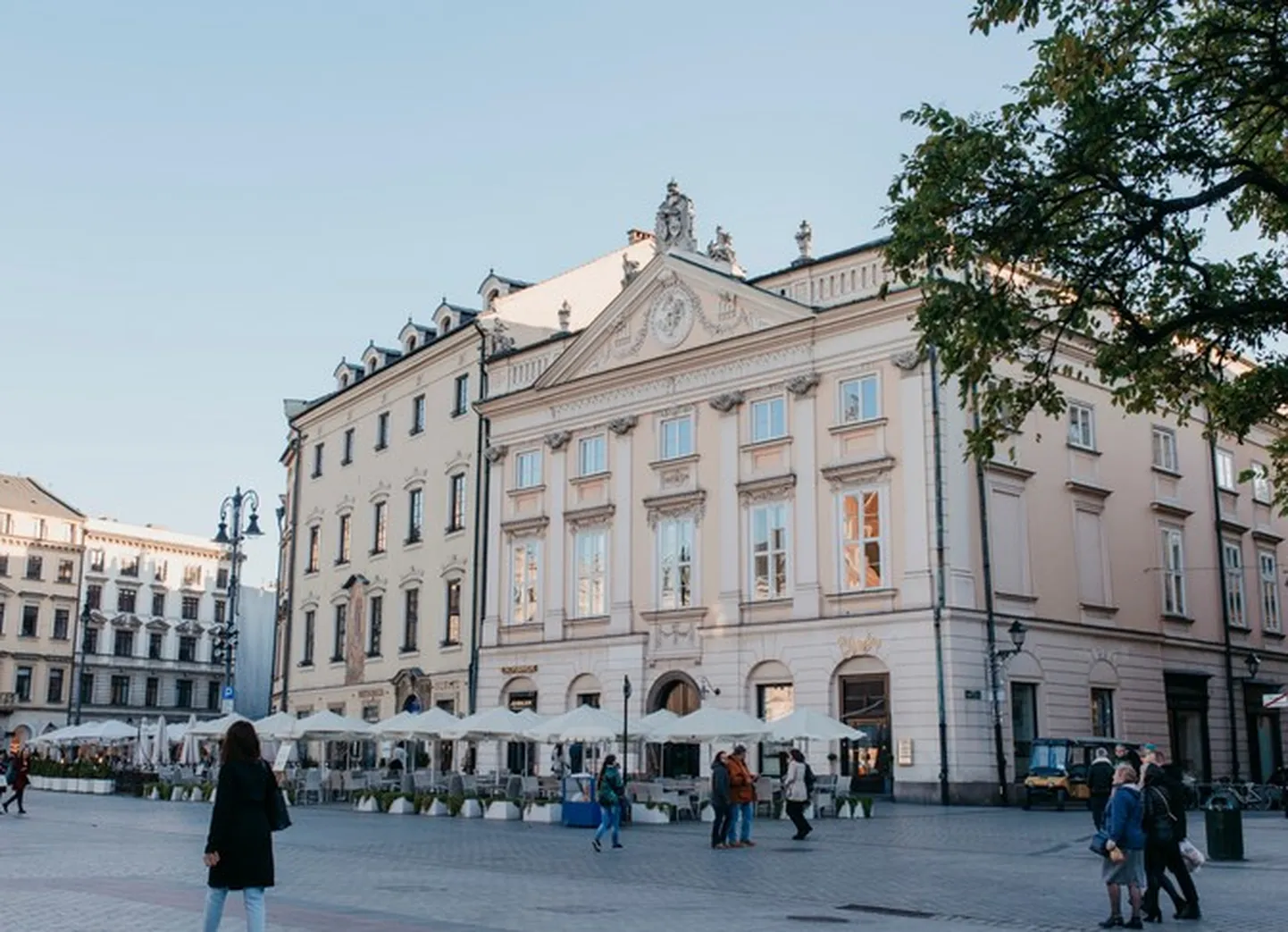Potocki palee Krakówis asub peaväljaku ääres.