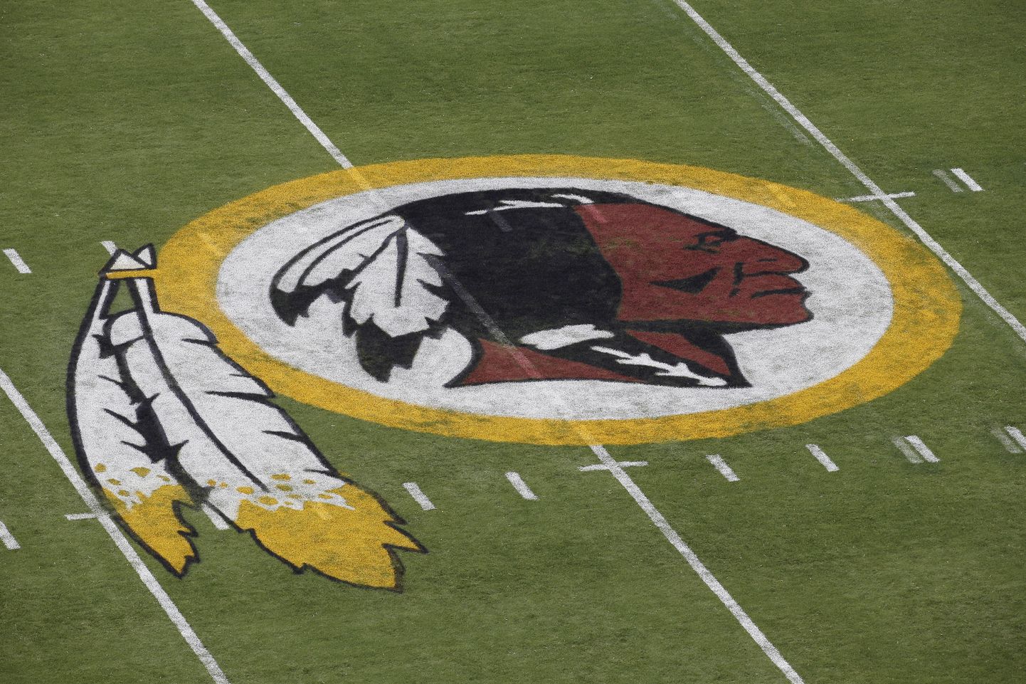NFLi klubi Washingtoni Redskinsi logo nende koduväljakul.