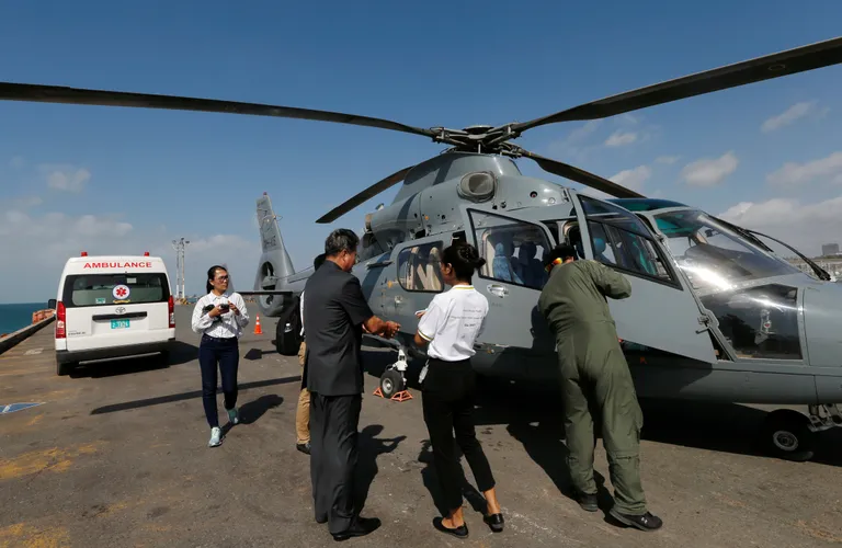 Kambodža kaitseväe helikopter valmistub lendama MS Westerdamile
