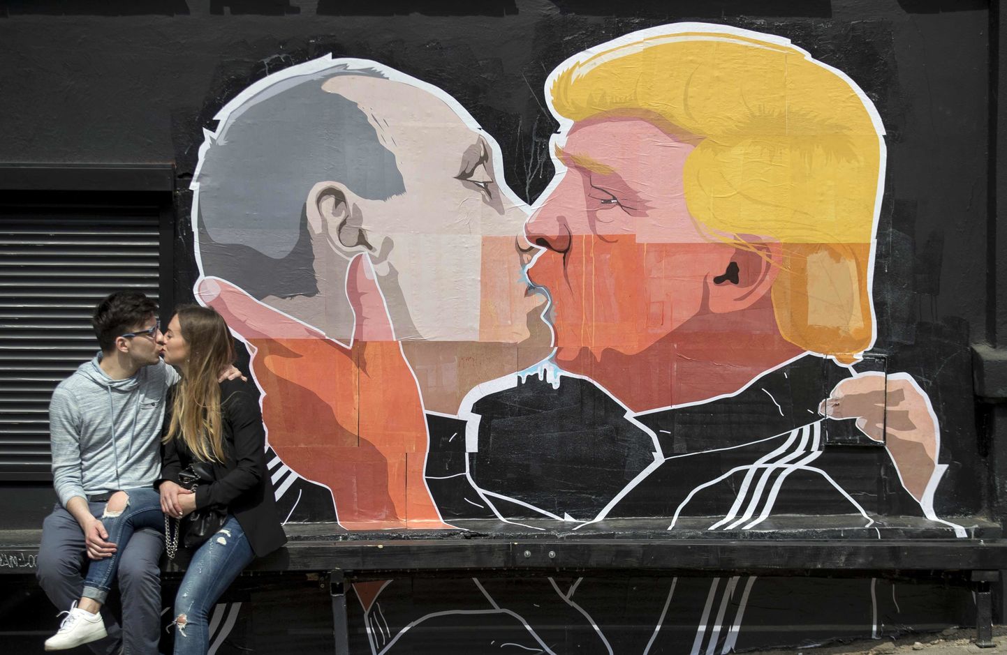 Vene presidenti Vladimir Putinit ja Ühendriikide riigipead Donald Trumpi suudlemas kujutav grafiti Leedu pealinnas Vilniuses.