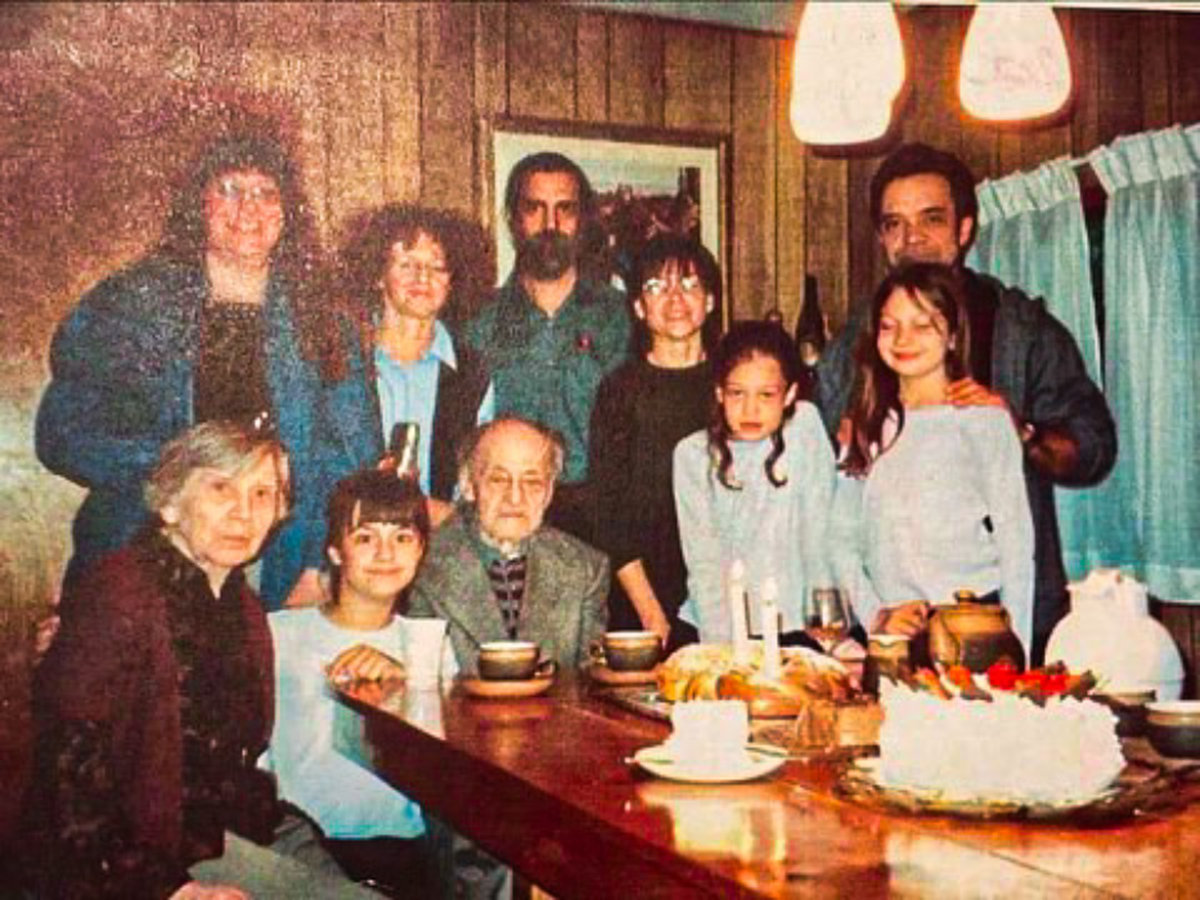 Anneli perekond. Keskel vanaisa Martin, vasakul ääres vanaema Linda, Anneli on paremalt teine