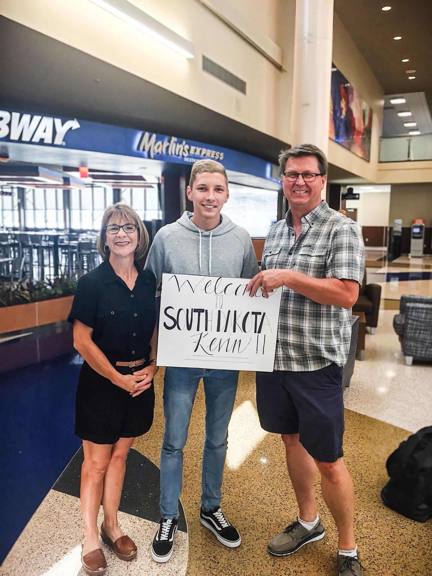 USAs Sioux Fallsi lennujaamas võtsid Kevin Koigi vastu tema võõrus­taja­pere vanemad Cammy ja Delvin Hackwith.