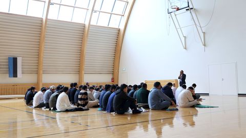 GALERII ⟩ Sadakond moslemit kogunes Tartus palvusele, lambaid ohverdati varem