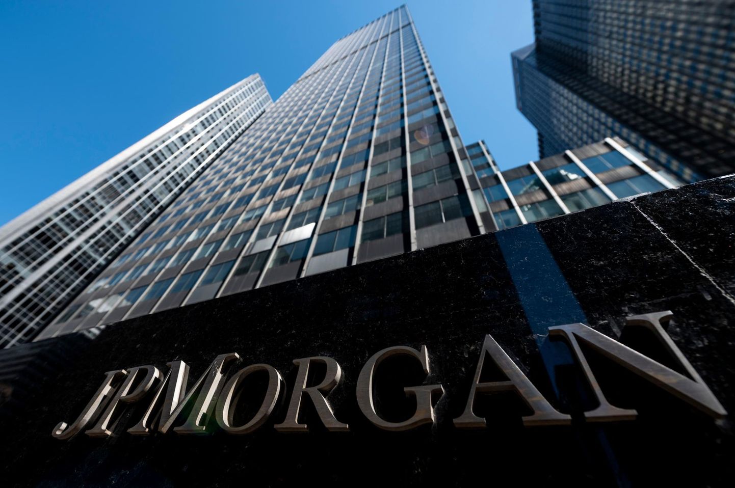 USA suurimast pangast JPMorgan Chase käis 18 aasta jooksul läbi pool triljonit dollarit musta raha.
