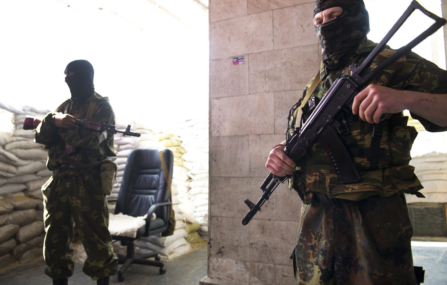 Nn Donetski rahvavabariigi omakaitse liikmed Slovjanski kesklinnas.
