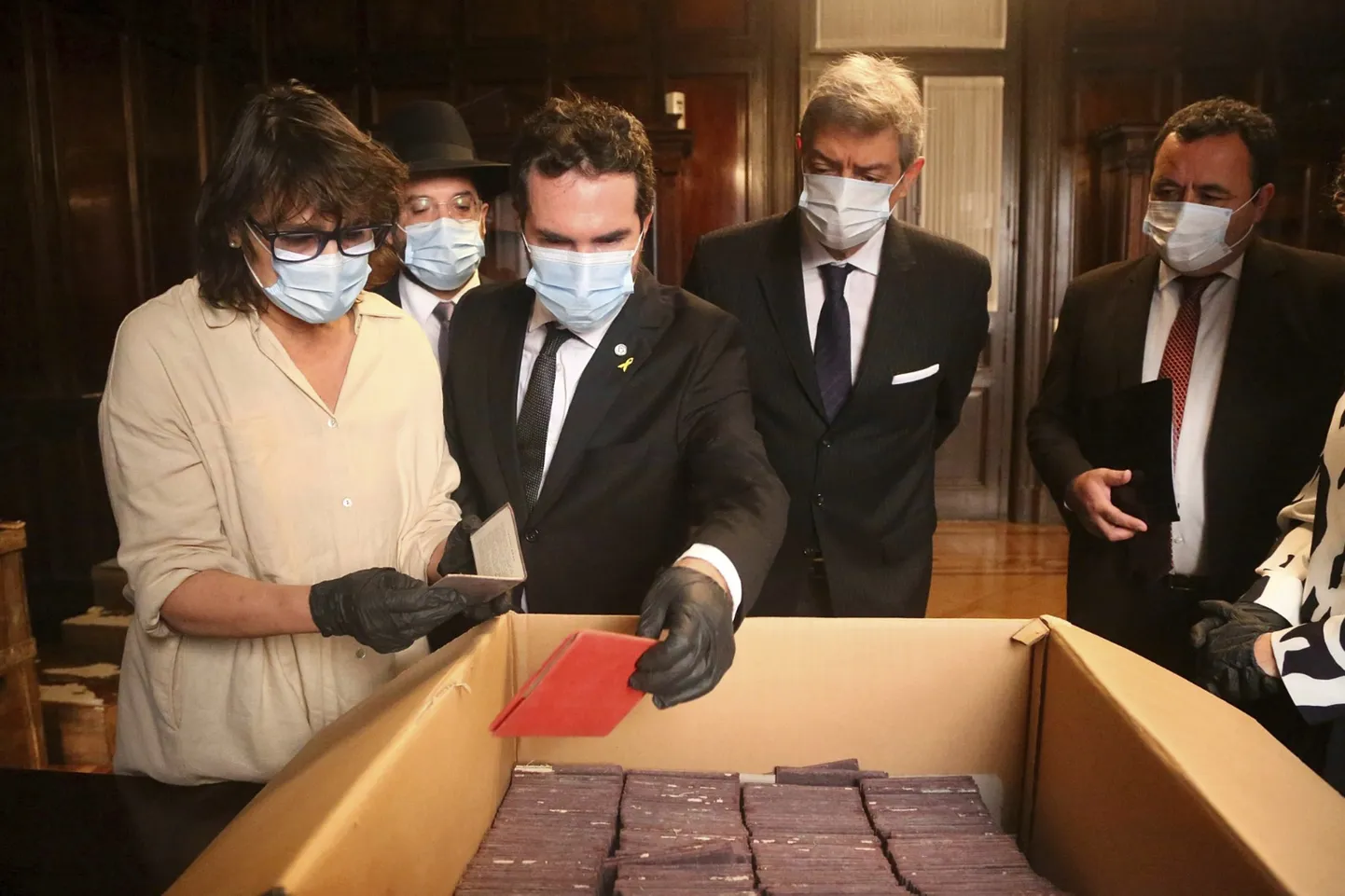 Argentina ülemkohtu hoone keldrist leiti kastite viisi natsipropagandat. Vasakult: teadlane Marcia Ras, rabi Eliahu Hamra, Buenos Airese holokaustimuusuemi juht Jonathan Karszenbaum, ülemkohtu president Horacio Rosatti ning riikliku õigusabikeskuse direktor Pablo Lamounat.