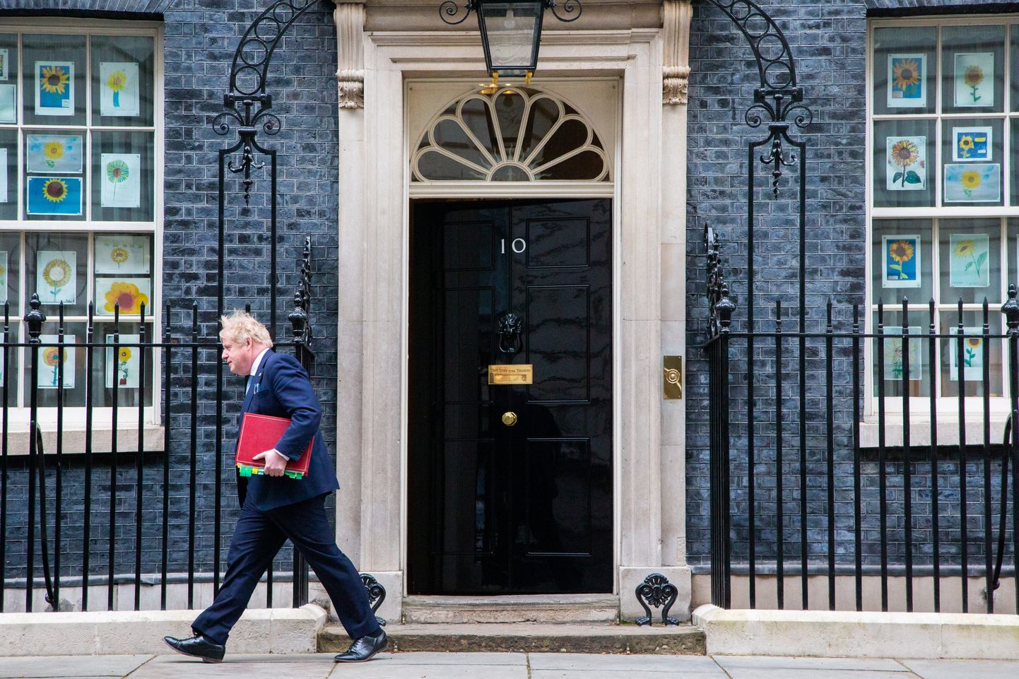 Briti peaminister Boris Johnson Downing Street 10 majast lahkumas. Pilt on illustratiivne.