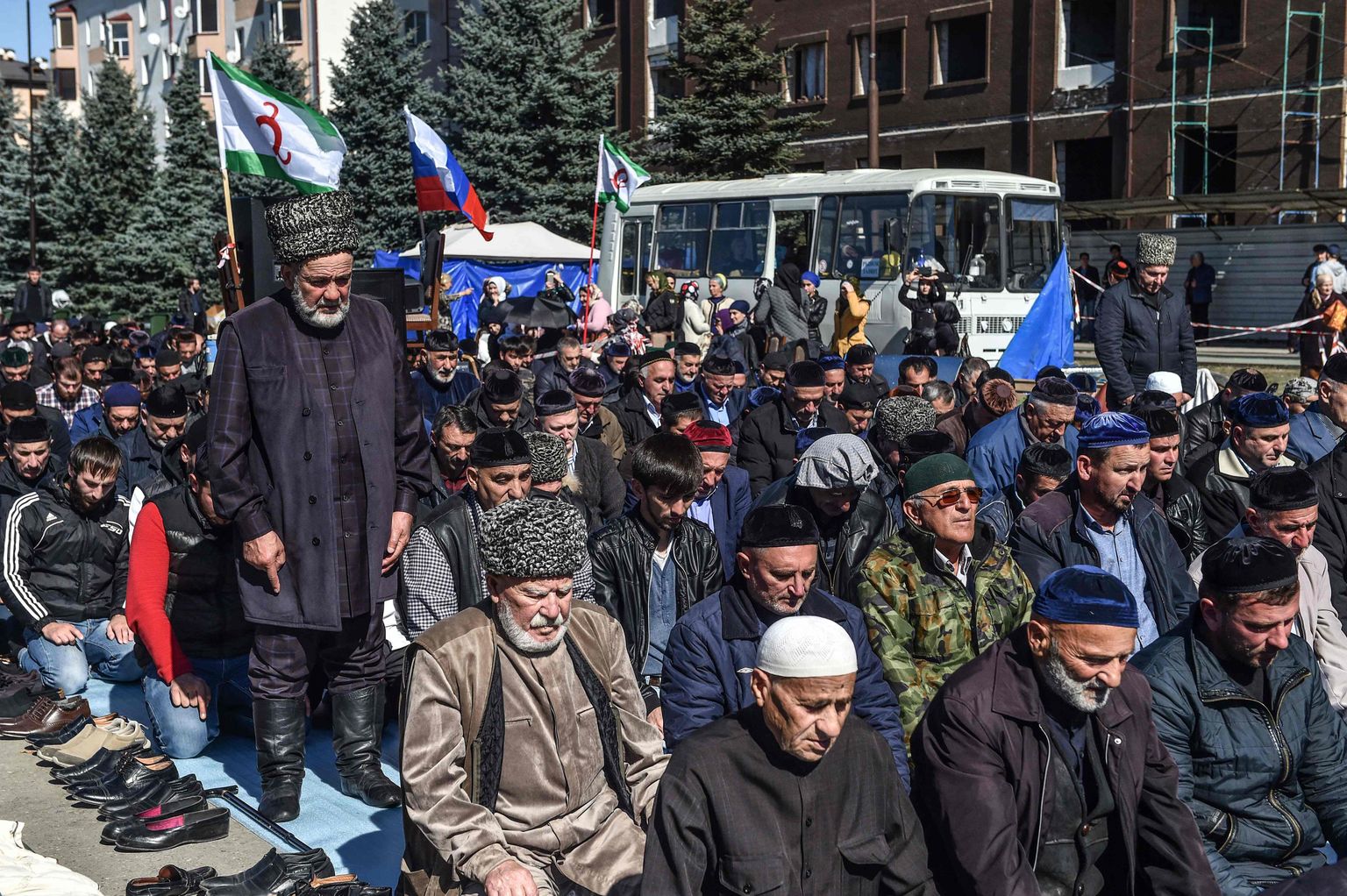 Ingušijas protestētāji lūdzas protesta akcijā pret jauno zemes maiņas darījumu starp Ingušiju un Čečeniju 2018. gada 7. oktobrī Ingušijas galvaspilsētā Magasā.