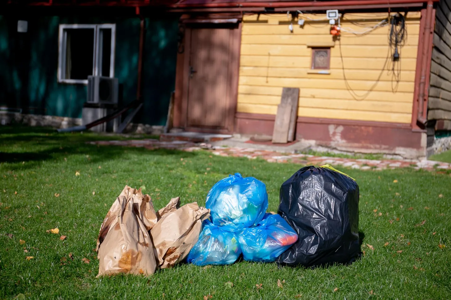 Kaks ­inimest tekitavad viie päevaga just nõnda palju prügi. Kui pakendid (mustas kilekotis) ja toidujäätmed (paberkottides) eraldi sortida, saab segaolmeprügi koguse kolm korda väiksemaks.
