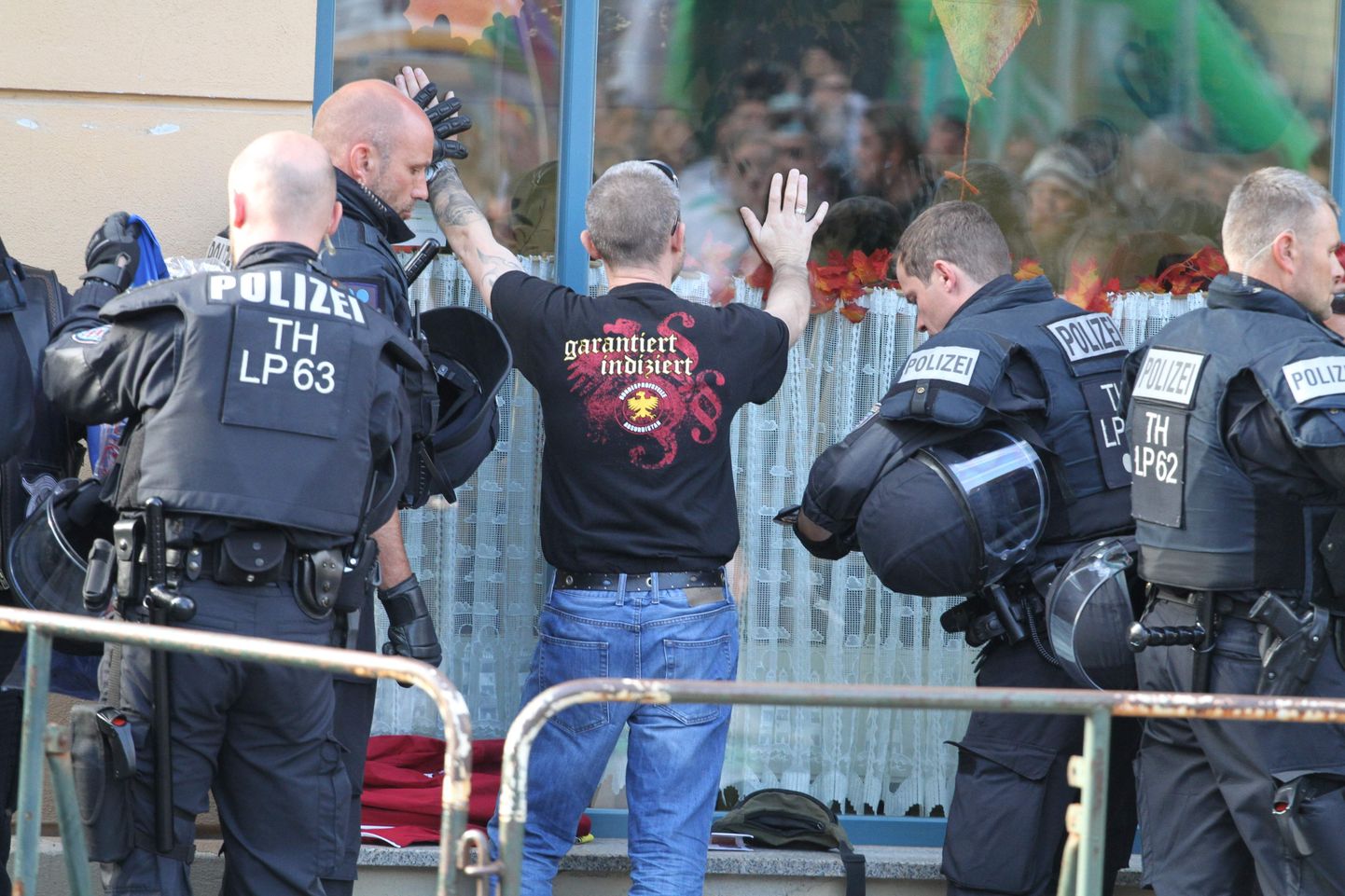 Politseinikud kontrollimas eile Apoldas Ida-Saksamaal ühte neonatside kontserdile saabujat.
