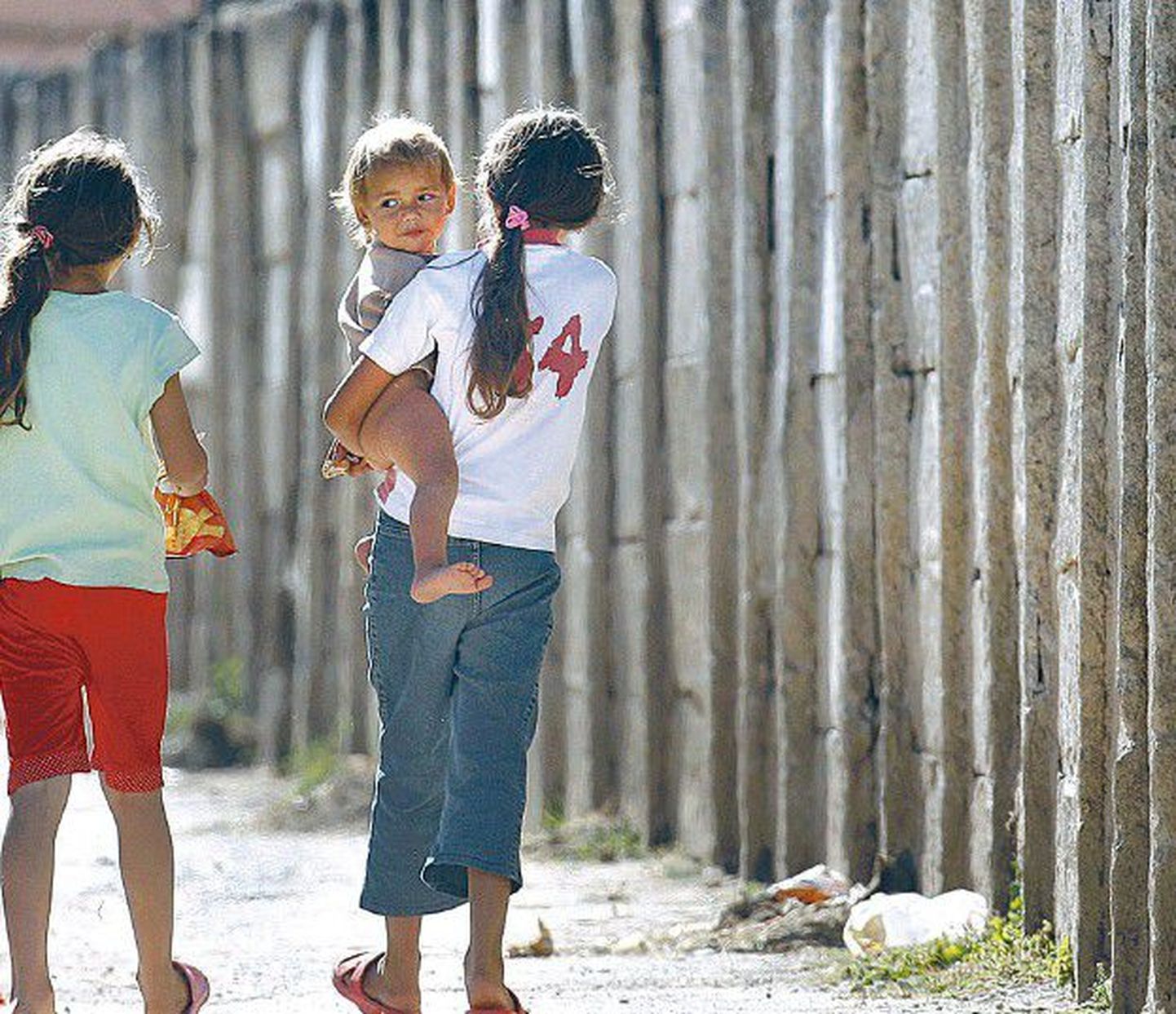 Mustlaslapsed Kirde-Ungarist – sotsiaalteadlaste sõnul aitaks neid edaspidises elus edasi peamiselt haridus, kuid selle omandamisel ei saa nad tihti piisavalt tuge ei kodust ega ühiskonnast.