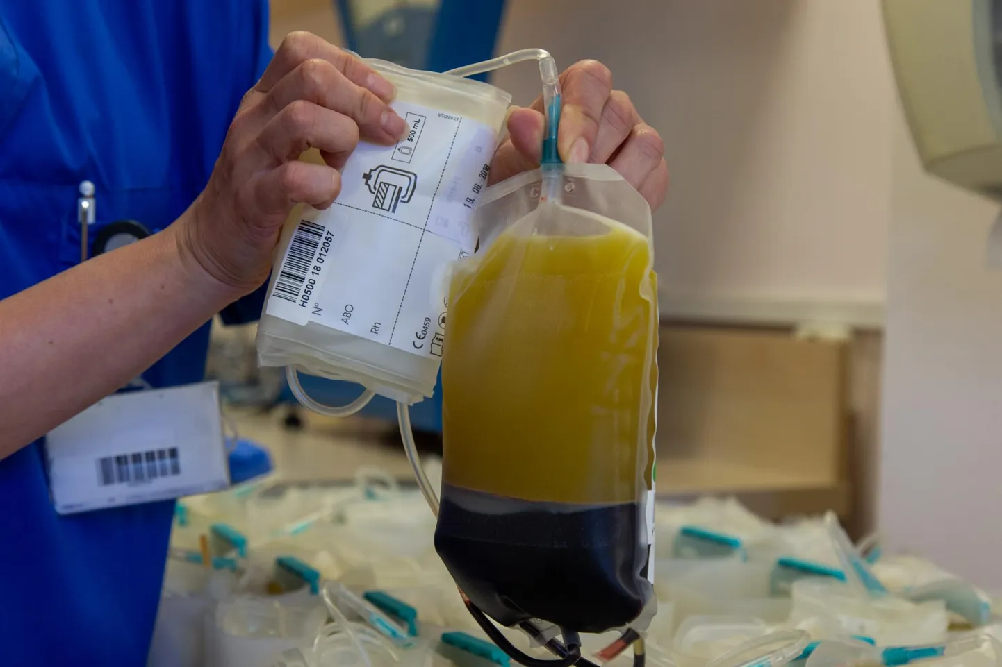 Kihistunud verekomponendid: ülal plasma, keskel valgelibled ja vereliistakud, all punalibled.