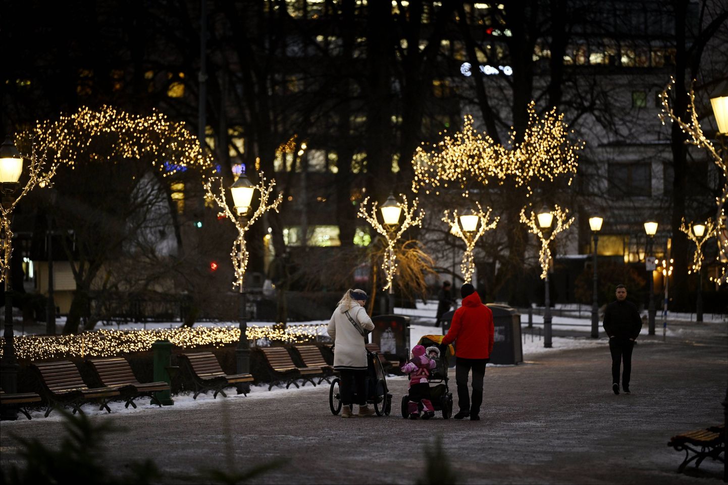 Lapsevankritega inimesed tänavu talvel Helsingis.