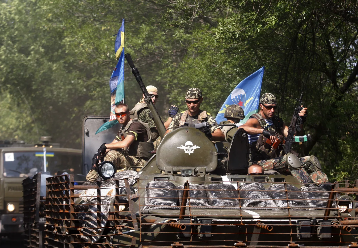 Ukraina sõdurid soomuki peal.