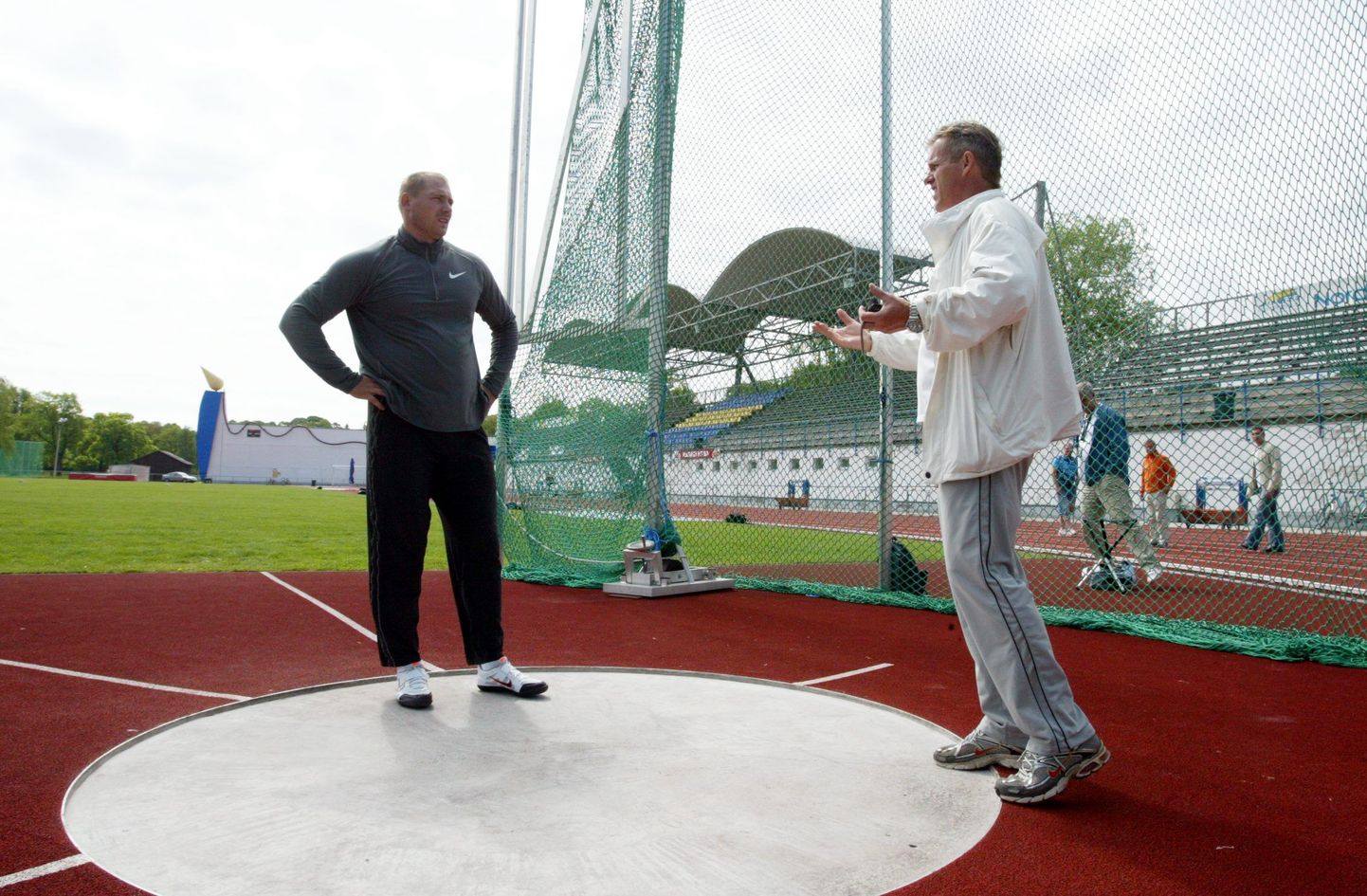 Gerd Kanter ja tema treener Vesteinn Hafsteinsson eilsel treeningul Rakvere staadionil.