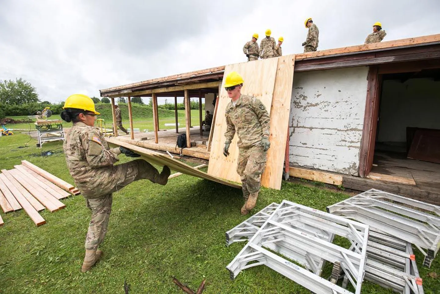 Naine paneb asja paika: kõrvuti USA armee meestega rassisid sellel nädalal Väätsa lasteaia mängumaja katuse renoveerimistöödel ka naised.