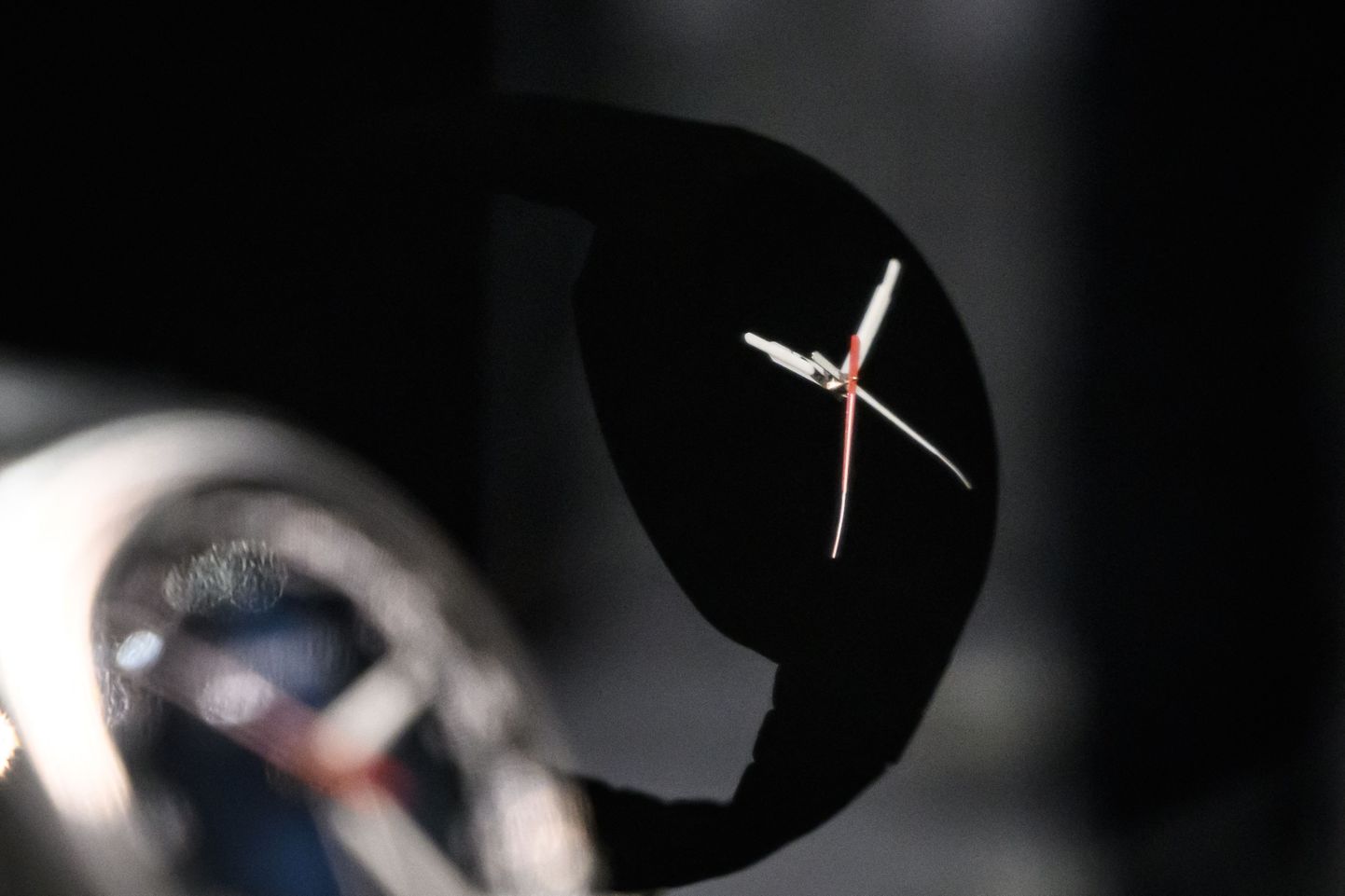 Šveitsi kellatootja H. Moser, kes valmistab vaid 2000 kella aastas keskmise hinnaga üle 43 000 euro, esitles tänavu Genfi kellamessil ülimusta mudelit, mis on kaetud Vantablackiga, mis imab peaaegu kogu valguse.