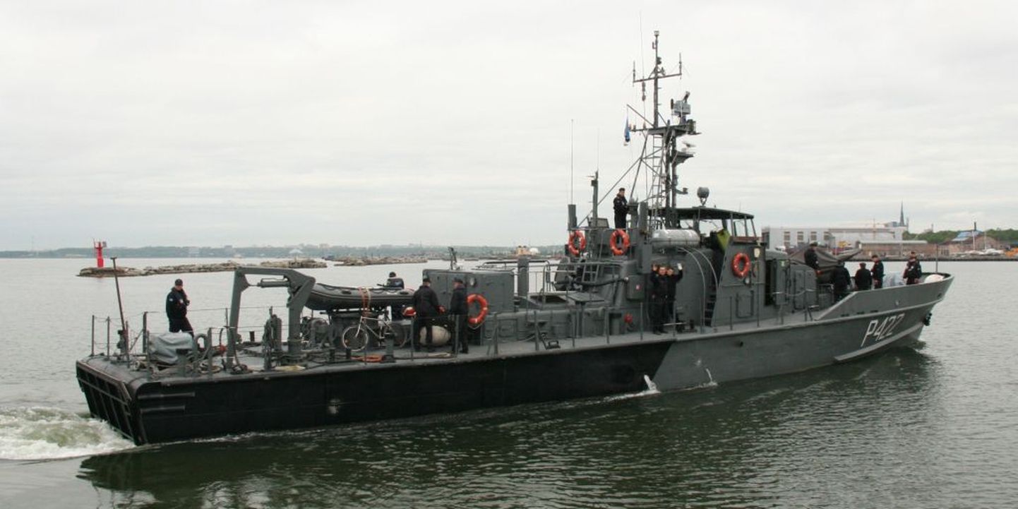 EML Ristna koos meredivisjoni meeskonnaga väljumas merele Miinisadamast.