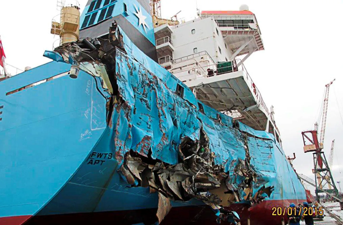 Генеральное грузовое судно. Корабль врезался. Столкновение кораблей в море. Морской контейнер. Американский эсминец "коул".