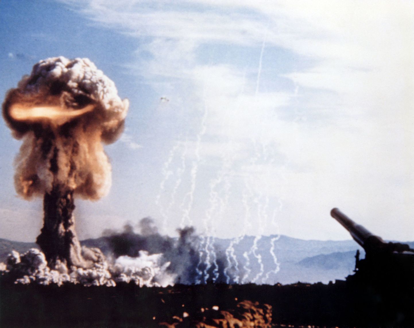 Sellel 1953. aasta 25. maist pärineval fotol kujutatakse operatsiooni Upshot-Knothole raames USAs Nevada kõrbes Atomic-Annie nimelisest kahurist väljatulistatud 280 millimeetrise tuumamürsu plahvatust.