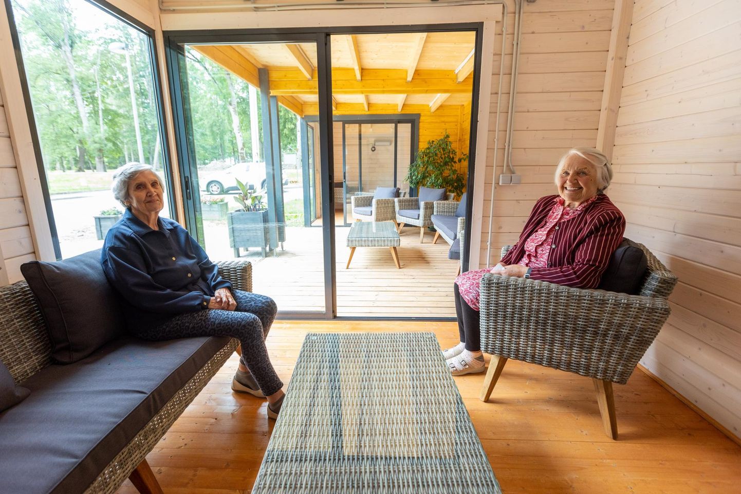Väätsa eakate kodu elanikud, vanaprouad Õie (paremal) ja Laine veedavad meeleldi aega uues õuepaviljonis.