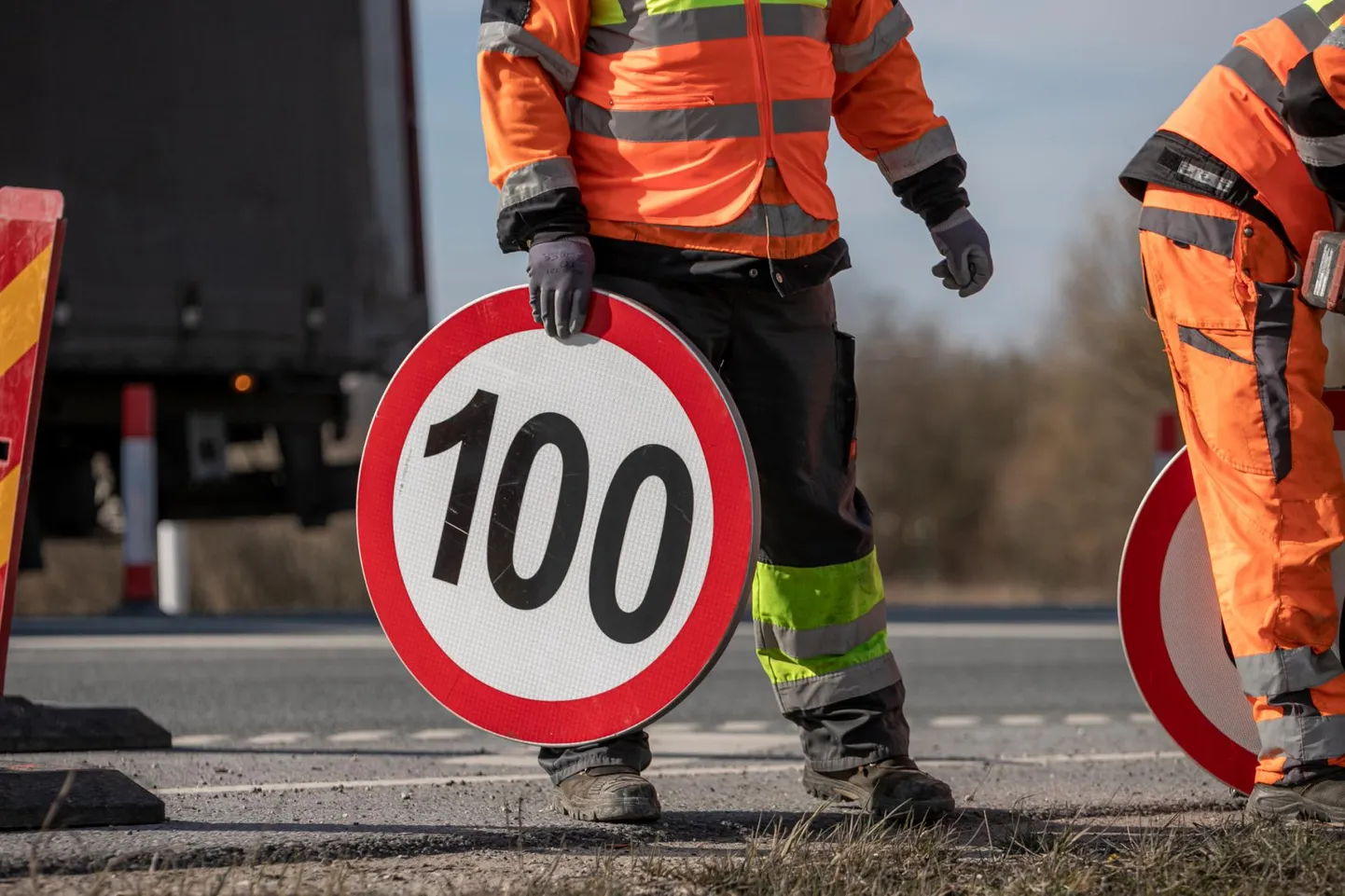 Täna hakatakse Eesti riigiteedel eemaldama suvise suurima lubatud sõidukiirusega märke ja kiiruspiiranguna jääb parematel teedel kehtima 100 kilomeetrit tunnis.
