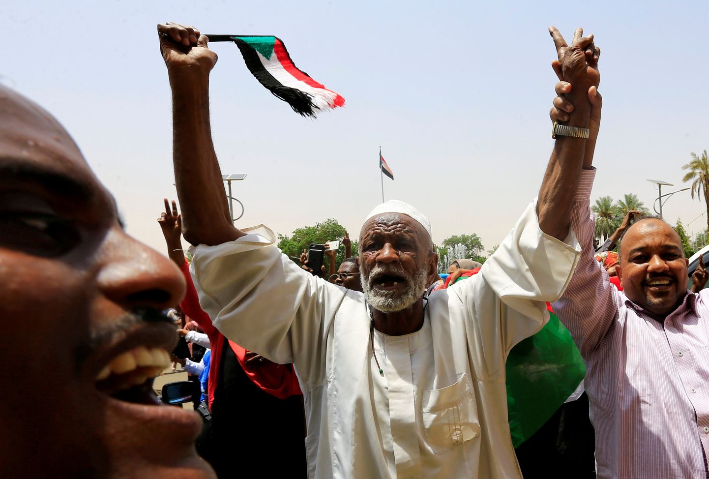 Sudaanlased rõõmustamas põhiseadusdeklaratsiooni üle.