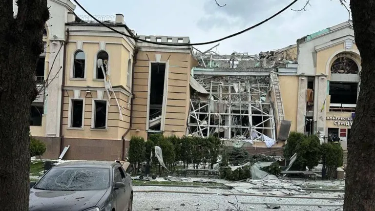 Разрушенный фасад здания.
