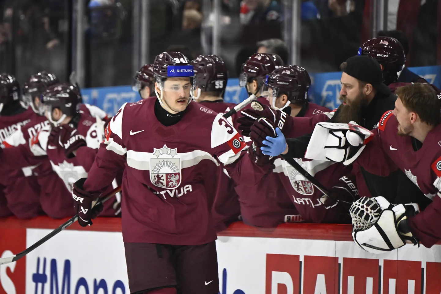 Latvijas hokeja izlases uzbrucējs Eduards Tralmaks