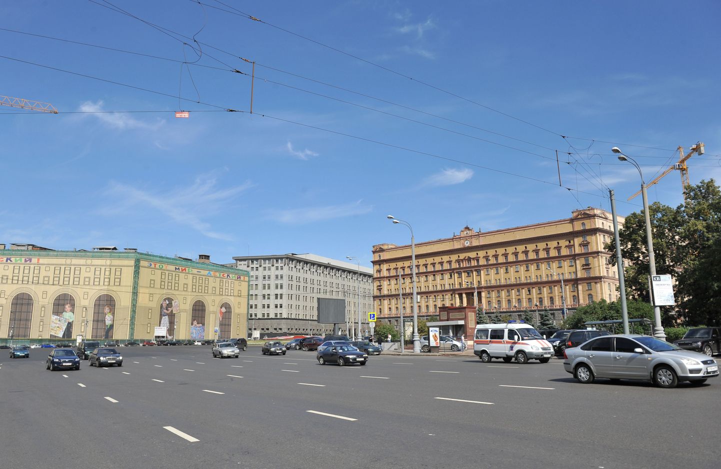 FSB peahoone (paremal) Moskvas Lubjanka väljaku ääres.