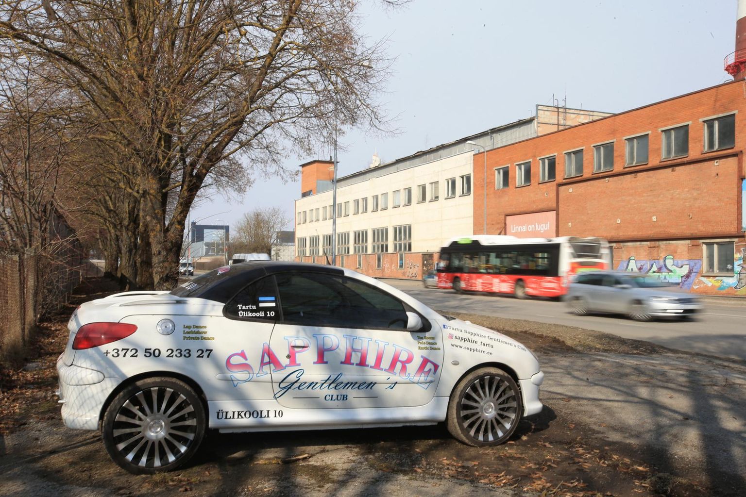 Sapphire’i klubi reklaam­autosid on märgata üle kogu Tartu, näiteks eile oli üks ka Turu tänaval.