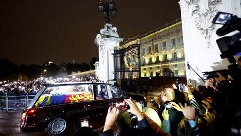 VIDEO ⟩ Kuninganna Elizabeth II kirst jõudis Buckinghami paleesse