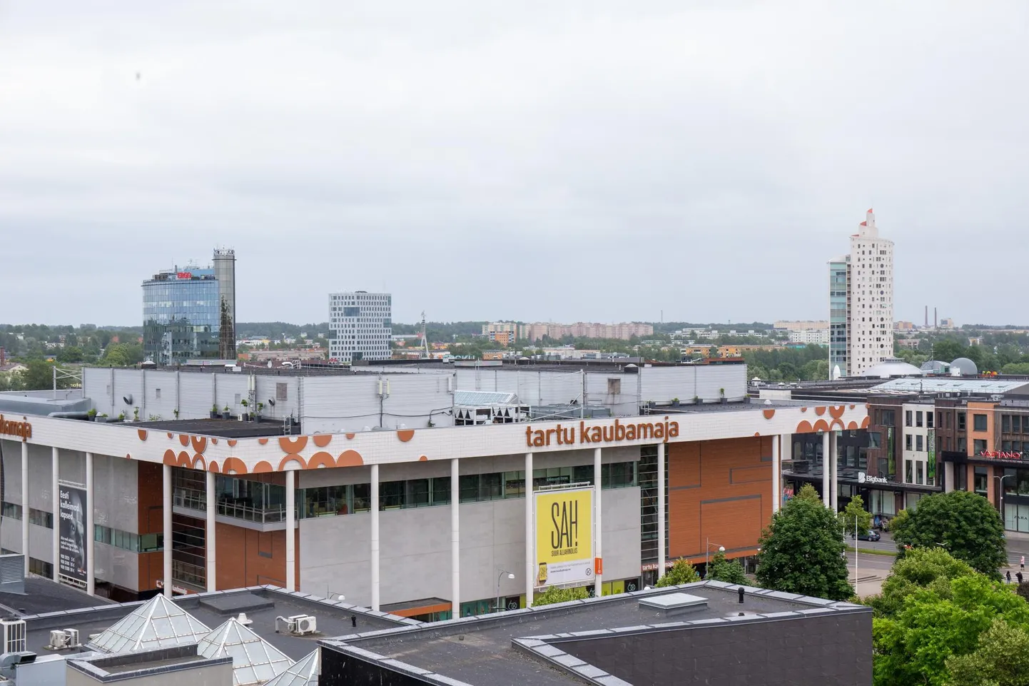 Kesklinnas Emajõe ärihoone (vasakul, rahvasuus Plasku) ja Tigutorni vahel teisel pool jõge hiljuti valminud 16-korruseline bürootorn võib jääda üheks viimaseks kõrghooneks, mis Tartusse ehitatakse.