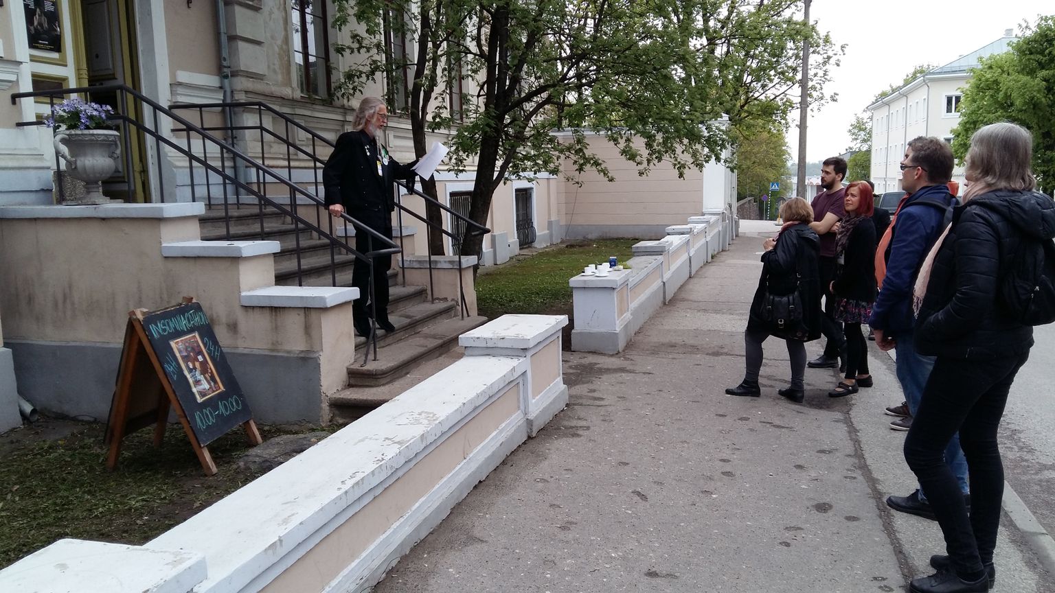 Ron Whitehead skandeeris Tartu kirjandusmaja trepil «Insomniakatoni» avakõne.