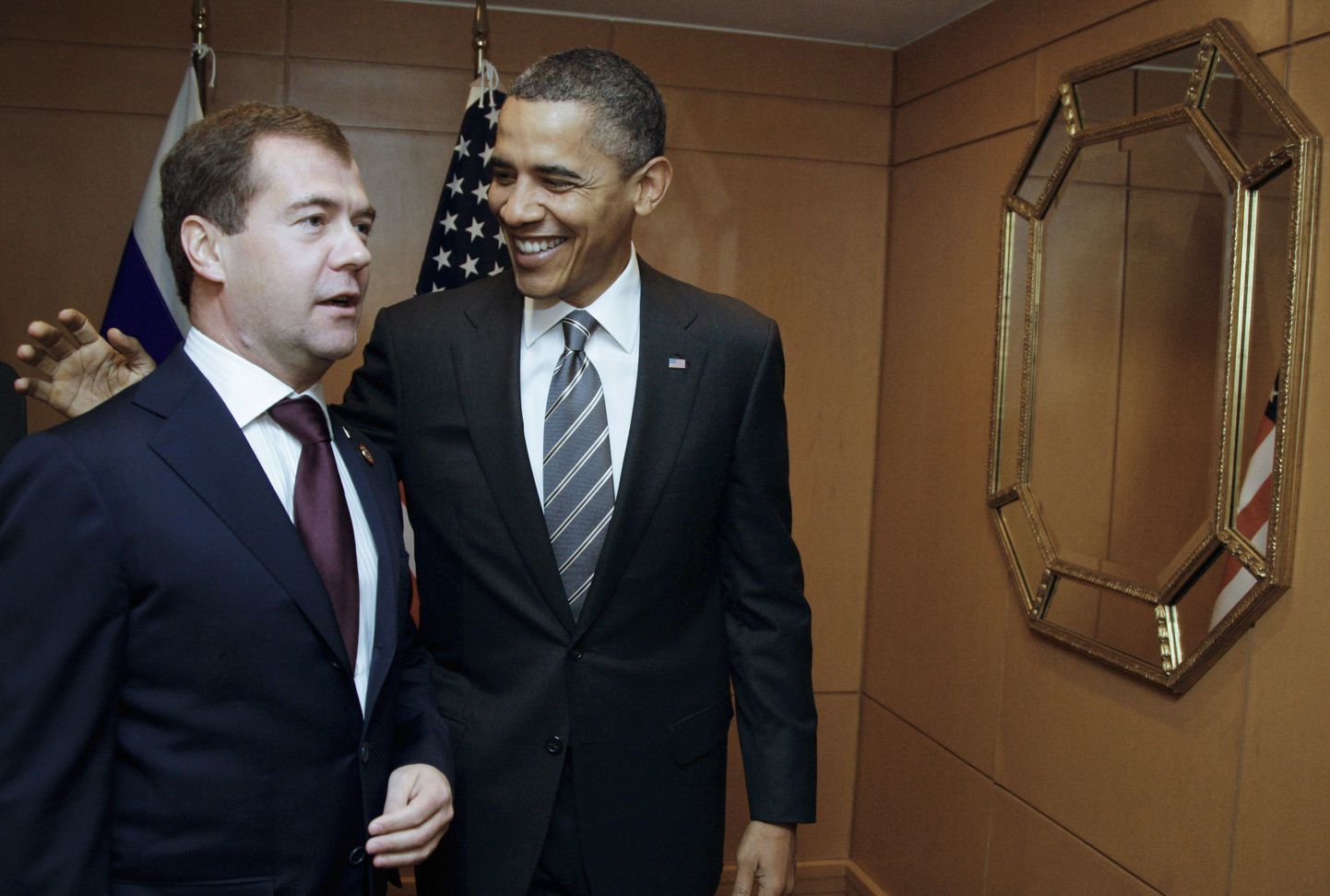 Vene riigipea Dmitri Medvedev (vasakul) koos USA kolleegi Barack Obamaga täna Yokohamas.