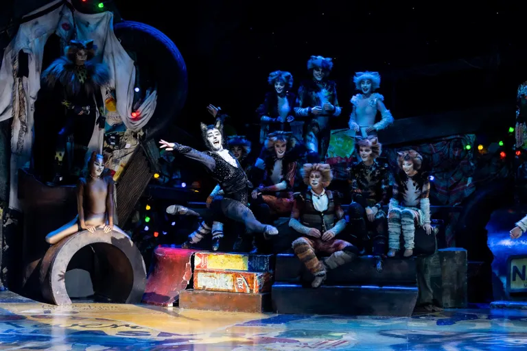 «Cats» on absoluutne visuaalne pidusöök, mis on kõikvõimalikul moel rammus ja rikkalik.