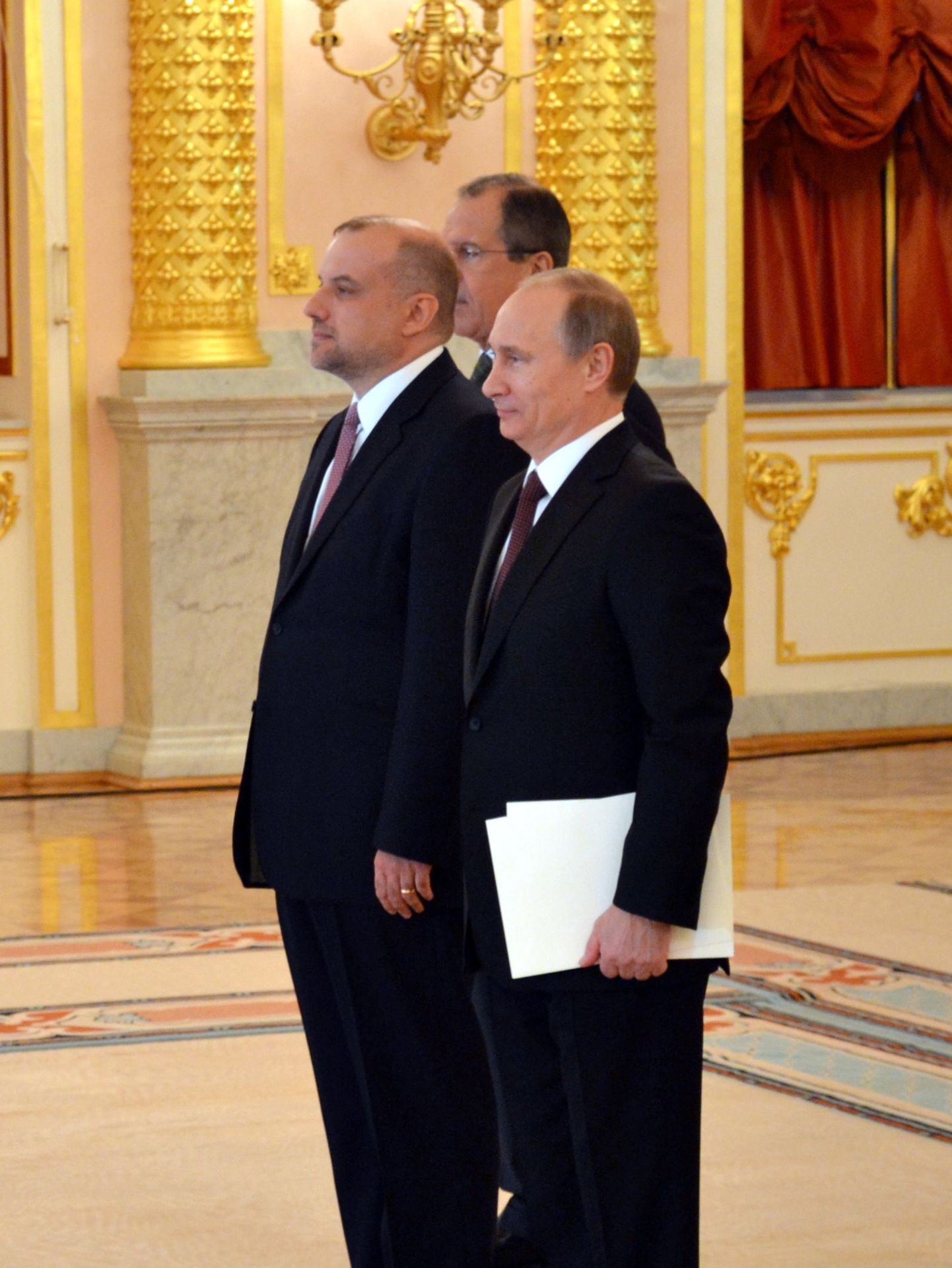 Suursaadik Jüri Luik Venemaa presidendile Vladimir Putinile volikirju üle andes