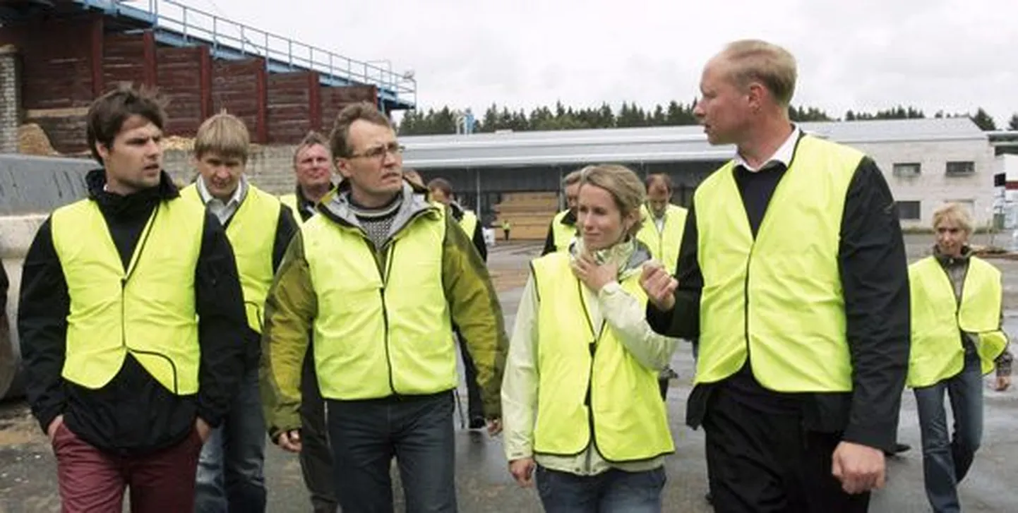Stora Enso Timber Näpi Saeveski juhataja Tõnu Saaber (paremal) korraldas riigikogulastele ettevõtet tutvustava ekskursiooni.