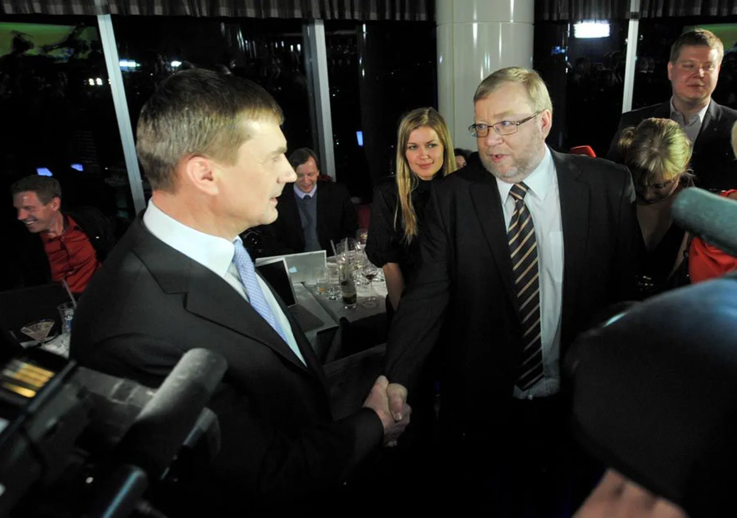 Reformierakonna juht Andrus Ansip ja IRL-i pealik Mart Laar püüavad kahe partei suurt ühisosa mõlemale osapoolele vastuvõetavaks vormida.